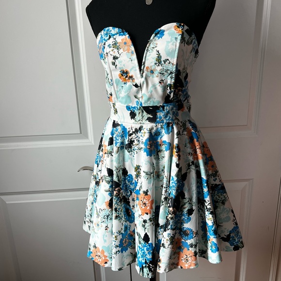 TFCN London Prom Dress - Picture 4 of 9